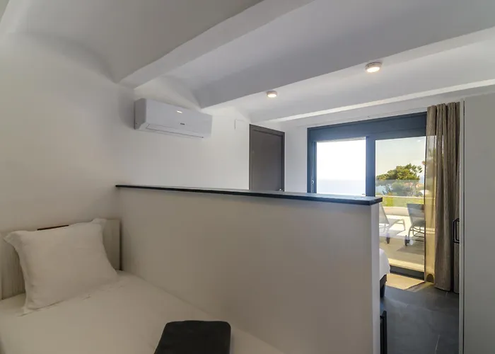 Vila Seaside In With Garden And Pool View