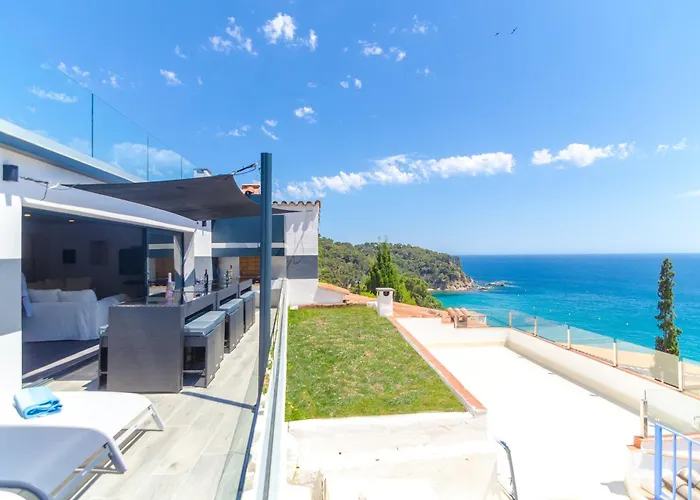 Vila Seaside In With Garden And Pool View