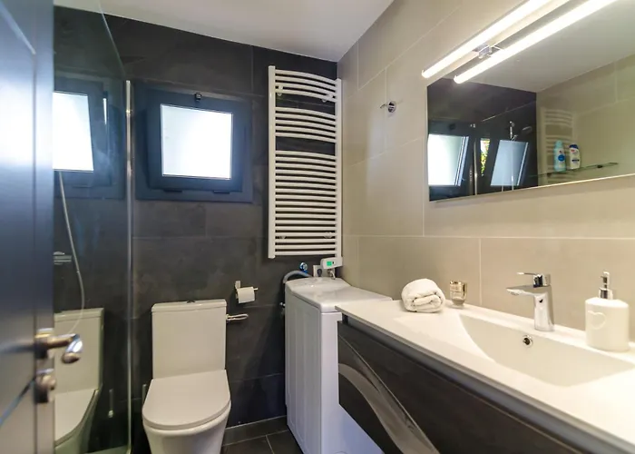Seaside In With Garden And Pool View Vila *