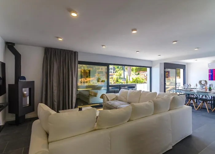 Vila Seaside In With Garden And Pool View *