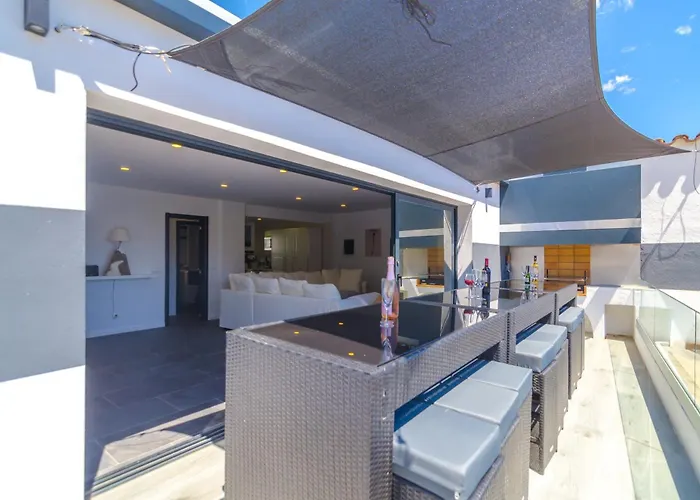 Vila Seaside In With Garden And Pool View